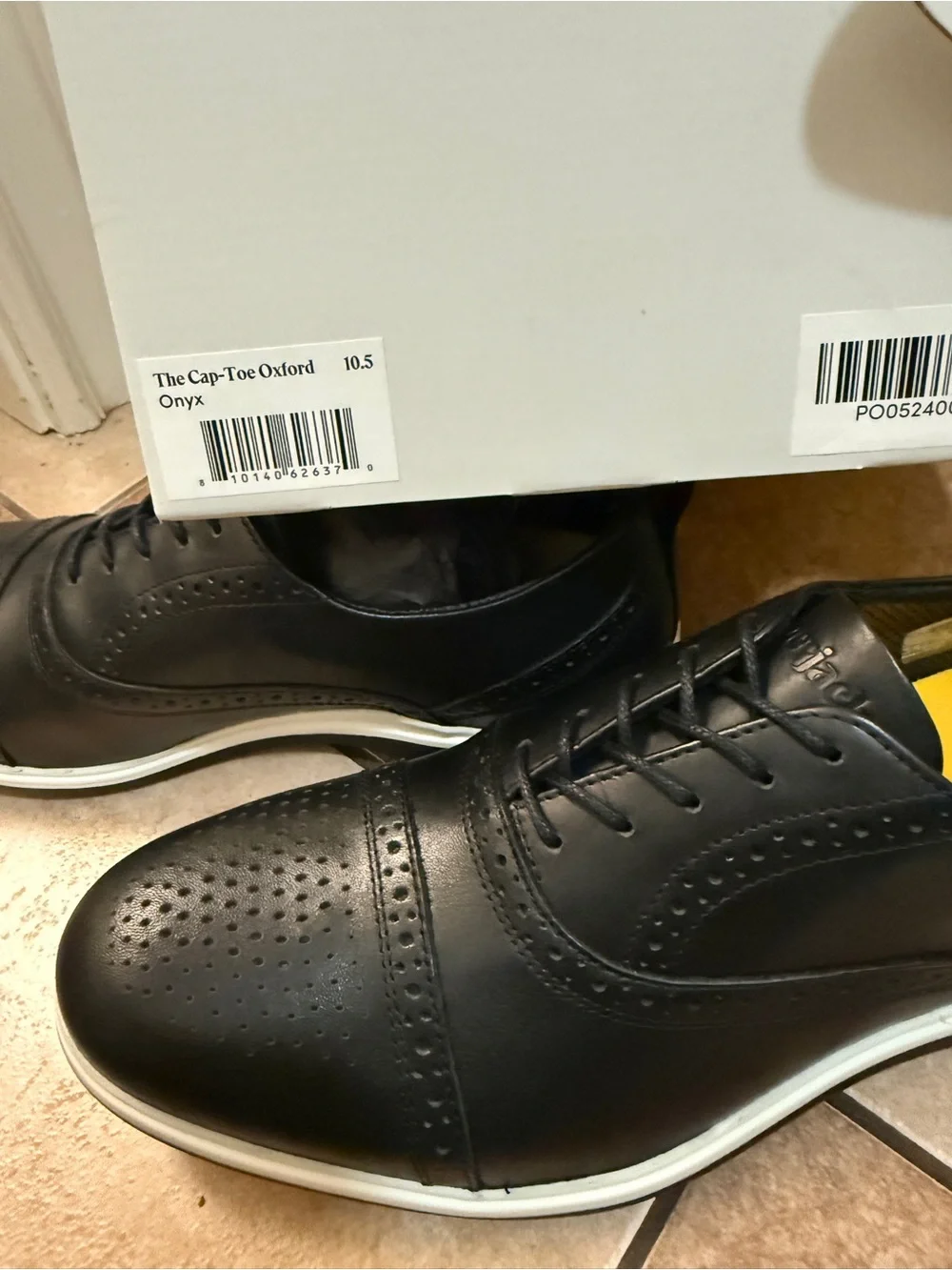 Amberjack Men's Black Leather Perforated Derby Oxfords